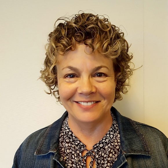 Meet your Posher, Dee - Picture 2 of 2